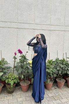 Aesthetic Saree Outfit, Slim Saree Look, Fairwell Dress Ideas, Women Saree Poses, Back Saree Poses, Saree Pose Aesthetic, Aesthetic Farewell Saree, Farewell Saree Aesthetic, Poses In Sari