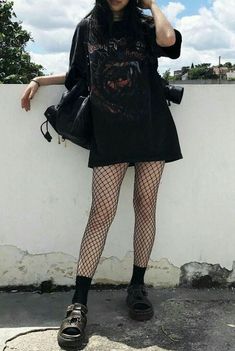 00s Mode, Fishnet Leggings, Hipster Grunge, Black Outfits, Grunge Look, Legging Outfits