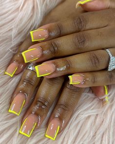 (paid link) How to do any nail-art designs yourself with three common household objects. Here are three different nail-art design ideas  French tips, ... Nude Short Acrylic Nails, Short Dope Nails, Nail Designs For Short Nails, Acrylic Nails Nude, Designs For Short Nails, Nail Work, Diy Acrylic Nails, Nails Green, Nails Winter