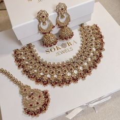 Red Desi Jewelry, Engagement Jewellery Set, Gold Indian Jewelry, Flat Necklace, Indian Wedding Jewelry Sets, Indian Bridal Jewelry Sets, Bride Necklace, Fancy Jewellery Designs, Bridal Necklace Set