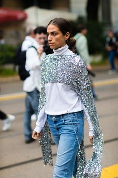 Oct 29, 2020 - Extravagant coats, pearl-embellished collars, hot-pink Ferbie flatforms. Mfw Street Style, Glitter Fashion, Elle Magazine, Looks Street Style, Street Style Chic, Street Style Inspiration, Cool Street Fashion, Style Chic, Street Chic