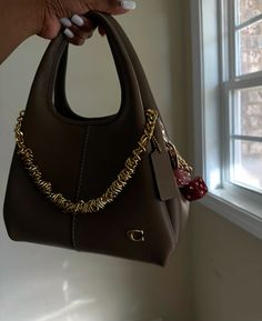 #coach #bags #bagsandpurses Coach Fall Bag, Tabby Shoulder Bag 26 Outfit, Coach Beige Bag, Lana 23 Coach, Lana 23 Coach Bag, Coach Lana Bag Aesthetic, Coach Bag Accessories, Coach Lana 23, Coach Bag Brown