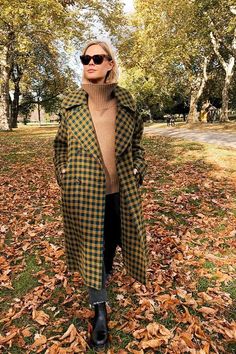 Influencer Outfit Ideas, Midsize Fashion Fall, Influencer Outfit, New Outfit Ideas, Outfit Ideas Winter, Zebra Print Skirt, Fall Fashion Coats, Mode Shoes