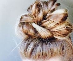 Updo Casual, Messy Top Knot, Hair Knot Tutorial, Messy Top Knots, Braided Top Knots, Top Knot Hairstyles, Messy Braids, A Messy Bun, Hair Knot