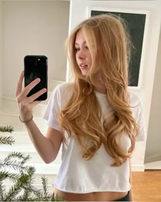 Red Strawberry Blonde Hair, When She Tempts, Elle Cryssanthander, Gatekeep Gaslight Girlboss, Iza And Elle, Hair Color Hairstyles, Blonde Hair Inspo, Alaska Young, Color Hairstyles