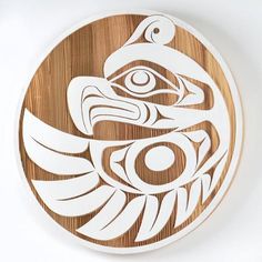 a wooden plate with an image of a bird on it's face in the center