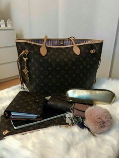 Pinterest: @kitty_slim☔ Louis Vuitton Wallpaper, Tas Louis Vuitton, New Louis Vuitton Handbags, Vintage Louis Vuitton Handbags, Louis Vuitton Taschen, Sac Louis Vuitton, Ellie Saab, Louis Vuitton Neverfull Mm, Louis Vuitton Keepall