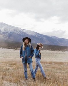 Rancher Photography, Peru Outfits, Mountain Cowgirl, Horseback Riding Outfit, Yellowstone Outfits, Chic Hat, Hippie Cowgirl, Horseback Riding Outfits, Chique Outfit