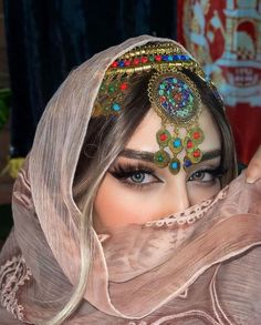 Spring Eye Makeup, Cute Fall Fashion, Afghani Clothes, Estilo Hijab, Afghan Fashion, Wedding Couple Poses Photography, Afghan Clothes, Arabian Beauty Women