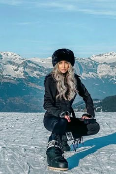 Ski Outfits, Apres Ski Style, Snow Photoshoot, Snowboard Girl, Monochromatic Fashion, Ski Outfit, Moon Boot