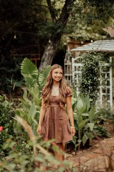 Senior Picture Botanical Garden, Garden Center Photoshoot, Senior Photos Botanical Gardens, Garden Senior Photos, Senior Pictures Garden, Botanical Garden Senior Pictures, Senior Picture Ideas Garden, Garden Senior Pictures, Garden Poses