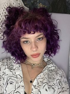 Purple Underdye Hair Curly, Purple And Black Curly Hair, Purple Underdye Hair, Curly Hair Hairstyles Short, Short Alt Hairstyles, Punk Curly Hair, Short Lavender Hair, Curly Hair White Girl