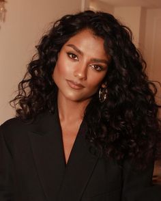 Tendência do marrom: a cor é o novo preto e podemos provar! - Dia de Beauté Simone Ashley Hair, Simone Ashley Makeup, Hair Styles For Long Hair Black Women, Love Simone, Simone Ashley Aesthetic, She's All That, Pfw 2024, Simone Ashley Bridgerton, Simon Ashley