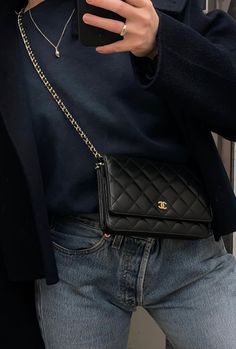 Woc Outfit, Chanel Bag Outfit, Coco Chanel Fashion, Chanel Woc, My Style Bags, Nyc Girl, Bag Obsession, Effortlessly Chic Outfits, Fancy Bags