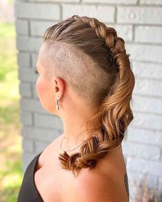 15 Edgy Long Hair with Shaved Sides & Back Undercuts for Women Long Hair Shaved Sides, Edgy Long Hair, Shave Undercut, Nape Haircut, Half Shaved Hair, Nape Undercut, Haircut Women