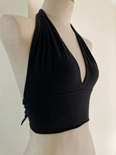 Halter Top Bodysuit Outfit, Halter Top Big Bust, Halter Black Top, Cool Tops Fashion, Backless Top Outfit, Halter Top Outfit