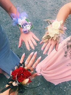 red prom corsage, pink prom corsage, purple prom corsage, vsco prom, prom, prom 2021, prom 2022 Prom Flower Bracelet, Diy Wrist Corsage, Prom Portraits, Bracelet Corsage, Prom Corsage And Boutonniere, Homecoming Pictures, Prom Photoshoot