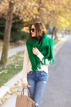 Green Scarf Outfit, Scarf Outfit Winter, Rachel Parcell, Scarf Outfit, Green Scarf, Pink Peonies, Mode Inspiration, Cozy Fall, Sarong