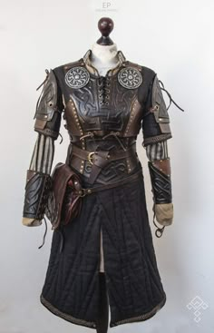 Character costume Gambeson Armour, Dnd Costume, Fantasy Costume Design, Yennefer Cosplay, Fantasy Garb, Costume Armour, Character Costume, Female Armor, Art Outfits