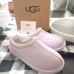 This Are Brand New Uggs In Lavender In The Original Box Never Worn Size 4 In Kids Or A Woman's Size 5.5 Preppy Stuff For Christmas List, Light Pink Uggs, Purple Uggs, Pink Ugg Slippers, Uggs Slippers, Cute Uggs, New Uggs, Pretty Sneakers, Purple Stuff