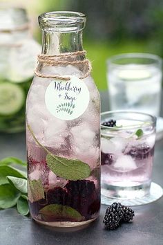 Infused Water Recipes, Fruit Infused Water, Spa Water, Fruit Water, God Mat, Fruit Infused, Water Recipes, Flavored Water, Detox Water