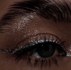 Artemis Makeup, Prom Eyeliner, Makeup For Festivals, Silver Prom Makeup, Makeup For Parties, Red Prom Makeup, Eye Makeup For Prom, Eye Makeup For Hazel Eyes, Glittery Eye Makeup Tutorial