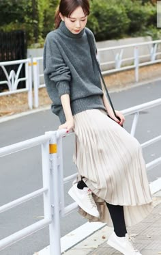 Outfits In Japan, Casual Long Skirt, Slip Dress Outfit, Cute Sporty Outfits, Long Skirt Casual, Pleated Skirt Outfit, Girl Fashion Style, Older Women Fashion, Career Fashion