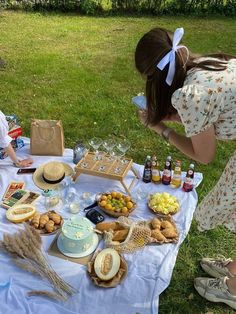 Birthday Picnic Brunch, Birthday Picnic Party Ideas, Cottagecore Aesthetic Picnic, Picnic Set Up, Picnic Aesthetic Ideas, Aesthetic Picnic Ideas, Birthday Picnic Party, Picnic Party Ideas, Picnic Date Food