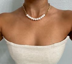 𝐅𝐑𝐄𝐒𝐇𝐖𝐀𝐓𝐄𝐑 𝐏𝐄𝐀𝐑𝐋𝐒: Crafted from genuine freshwater pearls, this gold necklace exudes natural beauty, showcasing the lustrous elegance of these timeless gems 𝟏𝟒𝐊 𝐆𝐎𝐋𝐃 𝐅𝐈𝐋𝐋𝐄𝐃 𝐂𝐋𝐀𝐒𝐏: The dainty pearl necklace is adorned with a 14k gold-filled chain, providing a luxurious and timeless finish that complements the pearls' inherent beauty 𝐇𝐀𝐍𝐃𝐌𝐀𝐃𝐄 𝐂𝐑𝐀𝐅𝐓𝐒𝐌𝐀𝐍𝐒𝐇𝐈𝐏: Meticulously handcrafted, our freshwater pearl necklace boasts durable craftsmanship, e Dainty Pearl Necklace, Gold Schmuck, Gold Jewelry Gift, Contemporary Jewelry Design, Toggle Necklace, Freshwater Pearl Necklace, Freshwater Pearl Necklaces, Contemporary Jewelry, Gold Filled Chain