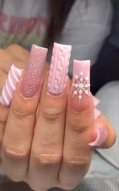 Holiday Acrylic Nails Short, Latina Acrylic Nails Christmas, Christmas Nails Dramatic, Nail Sets Christmas, Medium Nails Acrylic Christmas, Extra Winter Nails, Nails Acrylic For Christmas, Christmas Medium Nails, Medium Acrylic Nails Christmas