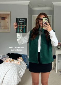 Sara Carolli Aesthetic, Sara Carolli Outfit, Sara Carrolli Outfit, Bookstagram Story Ideas, Book Besties, Book Girlies, Girl Reading, Fall Fits, Girl Pattern