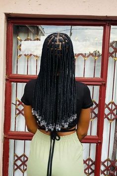 Knotless Box Braids Medium Beads, Knotelles Braids Styles, Small Knotless Braids Mid Back Length, Short Knotless Braids With Beads Color, Medium Knotless With Beads, Hairstyles With Braids And Beads, Knotless Box Braids Medium With Beads, Noteless Braids Styling Ideas, Knotless Braids With Accessories