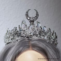 Embrace ethereal elegance with this celestial-inspired tiara, featuring a crescent moon and shimmering natural quartz crystals. This stunning piece is perfect for a celestial wedding, serving as a radiant bridal headpiece or wedding tiara, and can also be worn as a statement quinceañera tiara. Ideal for fans of ACOTAR, Velaris, and goddess-inspired looks, this bridal headband adds a magical touch to any special occasion, celebrating the beauty of Feyre's world. Perfect as both bridal jewelry and Diana Moon Goddess, Ethereal Accessories, Fantasy Tiara, Crescent Moon Symbol, Diana Goddess, Fantasy Wedding Dresses, Fantasy Crown, Quinceanera Tiaras, Moon Symbol