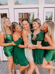 Exec Pictures Sorority, Recruitment Outfits Color Schemes, Sorority Picture Ideas, Green Bachelorette Party Outfit, Group Color Coordinated Outfits, Sorority Photoshoot Ideas