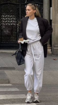 Outfit Tuta Sportiva, Tuta Sportiva Outfit, Winter Sweats Outfit, Sporty Office Outfit, Grey Joggers Outfit, Athleisure Chic, Joggers Grey, Fitness Fashion Outfits, Fashion Promotion