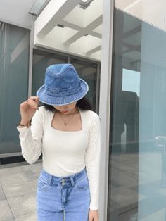 This hat is made of high quality denim and is suitable to wear in all seasons. Three colours available!An ideal novelty gift and a truly cute addition to any wardrobe! Specifications-Material: Denim-Size: size is about 56-58 cm-This item is HANDMADE so item might be slightly different from picture