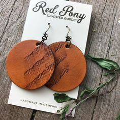 These Gorgeous Caramel Colored Hand Tooled And Dyed Leather Earrings Are 1.5" Round With A 1.5" Drop Length. These Have A Really Pretty Geometric Design On Them. Neutral Color Goes With Everything. Super Lightweight! These Are Made To Order, So They Will Ship Within 3 Days. Antique Brass Findings. These Are Elegant And Unique. By Red Pony Leather Goods. 3d Leather Earrings, Leather And Clay Earrings, Leather Earrings Ideas, Handmade Leather Jewelry, Laser Projects, Leather Crafting, Leather Earring, Leather Jewellery, Leather Ideas