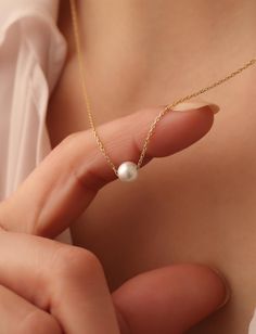 𓆩♡𓆪  Single Pearl Necklace 𓆩♡𓆪 * A simple but elegant Pearl necklace, matching to any outfit and could be worn for any occasion. * Elegant and Artistic. Beautiful Natural Freshwater Floating Pearl Necklace. Looking for: - a Stunning Pearl Necklace for every day wear - a Gift for your Bridesmaids or - a Feminine Elegant Necklace for her as a gift Whatever the reason may be, this pearl necklace is perfect for every occasion. This pearl necklace is the PERFECT GIFT for every Woman. So delicate and feminine. Perfect for Christmas or any occasion, this Pearl  necklace combines elegance with a heartfelt sentiment, making it a truly unique accessory. Let your jewelry tell your story with this special piece! PRODUCTION TIME 🕒 All items made to order. Production starts within 24 hours and ship Simple Wedding Necklace, Single Pearl Necklace Gold, Gold Bridesmaid Necklace, Pearl Wedding Necklace, Single Pearl Pendant, Pearl Gold Necklace, Floating Pearl Necklace, Pearl Necklace Gold, Single Pearl Necklace