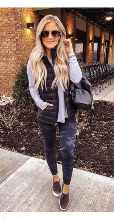 Outfits Chalecos, Women Athletic Outfits, Soccer Mom Outfit, Mom Outfit, Lazy Style, Legging Outfits, Cozy Style, Soccer Mom