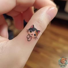 Cute Small Cat Tattoos, Colorful Small Tattoos, Crazy Tattoo Ideas, Thumb Tattoos Side, Thumb Tattoo, Fun Tattoo Ideas, Tattoo Ideas Cat, Small Colorful Tattoos, Kitten Tattoo