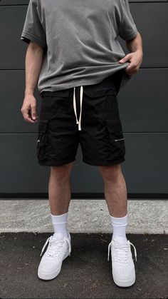 Shorts For Men Aesthetic, Outfit Con Short Hombre, Urban Male Outfits, Cargo Shorts Men Outfits Streetwear, Black Cargo Shorts Outfit Men, Male Sporty Outfits, Summer Gym Fits, Sporty Male Outfits, Shorts Man Outfit