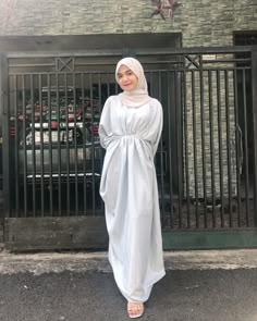 Hijab With Kaftan, Ootd Long Dress Hijab, Kaftan Outfit Ideas Hijab, Ootd Dress Putih, Kaftan Dress Modern Kaftan Dress Modern Hijab, Ootd Hijab Lebaran, Dress Lebaran Hijab, Ootd Lebaran Casual, Inspirasi Kaftan Lebaran