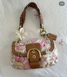 Cute Purses Aesthetic, Purse Aesthetic, Purse Decorations, Vintage Coach Bag, Fancy Bags, Bag Ideas