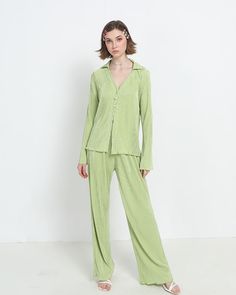 Model (WearingS):• Height: 177cm | Bust: 81cm | Waist: 61cm | Hip: 87cmDetails: Light green ribbed coord set with a matching loose shirt and flared pantsTop Length: NormalSleeve Length: Long sleevesBottom Length: LongMaterials: 97% Polyester+ 3% Spandex Summer Outfits Grunge, Y2k Fashion Aesthetic, Chic Prom Dresses, Hip Hop Fashion 90s, 90s Y2k Fashion, Y2k Summer Outfits, Crop Top With Jeans, 90s Hip Hop Fashion, Corset Tops