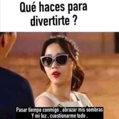 a woman wearing sunglasses with the caption'que haces para divertrite? '