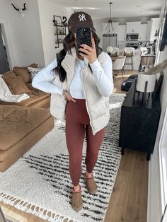 Casual Errands Outfit Fall, Cream Puffer Vest Outfit, Tazz Slippers Outfit, Ugg Tazz Slippers Outfit, Comfy Fall Fits, Cream Vest Outfit, Uggs Tasman Outfit, Casual Errands Outfit, Platform Uggs Outfit