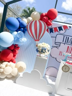 balloons and other decorations are on display at an outdoor event