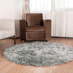 Soft Faux Sheepskin Fur Fluffy Area Rug in Gray #color_gray Minimalist Farmhouse Bedroom, Bathroom Area Rug, Fluffy Area Rug, Bedroom Area Rugs, Faux Fur Area Rug, Minimalist Farmhouse, Faux Fur Rug, Fur Rug, Rug Size Guide