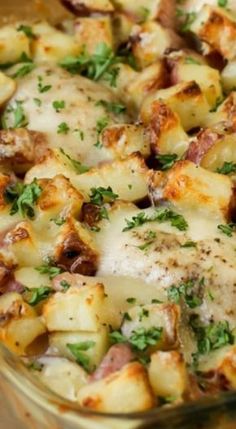 a casserole dish with chicken, potatoes and parsley