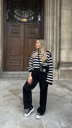 Fashion Blog Design, Chilled Vibes, Polished Casual, Old Money Outfit, Money Outfit, Clothing Blogs, Classic Style Outfits, Womens Clothing Patterns, Outfits With Converse